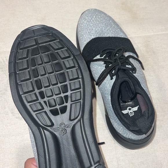 NEW Creative Recreation Women’s Silver and Black Sneaker Size 8.5 - Picture 5 of 5